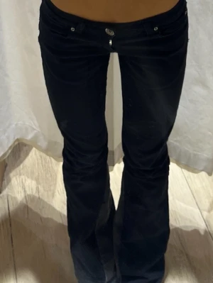 Lågmidjade svarta jeans  - Snygga svarta bootcut jeans ❤️ Jag har sytt de bootcut, de e fr ONLY passar mig som e 168 o har XS/32-34 i jeans