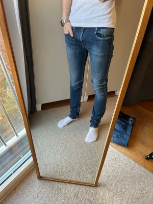 Replay anbass jeans  - Tja! Schyssta Replay jeans!| Modell: Anbass| Mycket gott skick!| Kontakta mig vid frågor och funderingar!| //Nils-Köp efter 25-12 skickas tidigast 29/30-12!