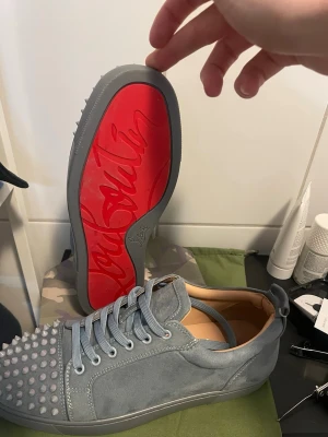  Christian Louboutin :44 - Bara använda 2-3 gånger då det är för små.