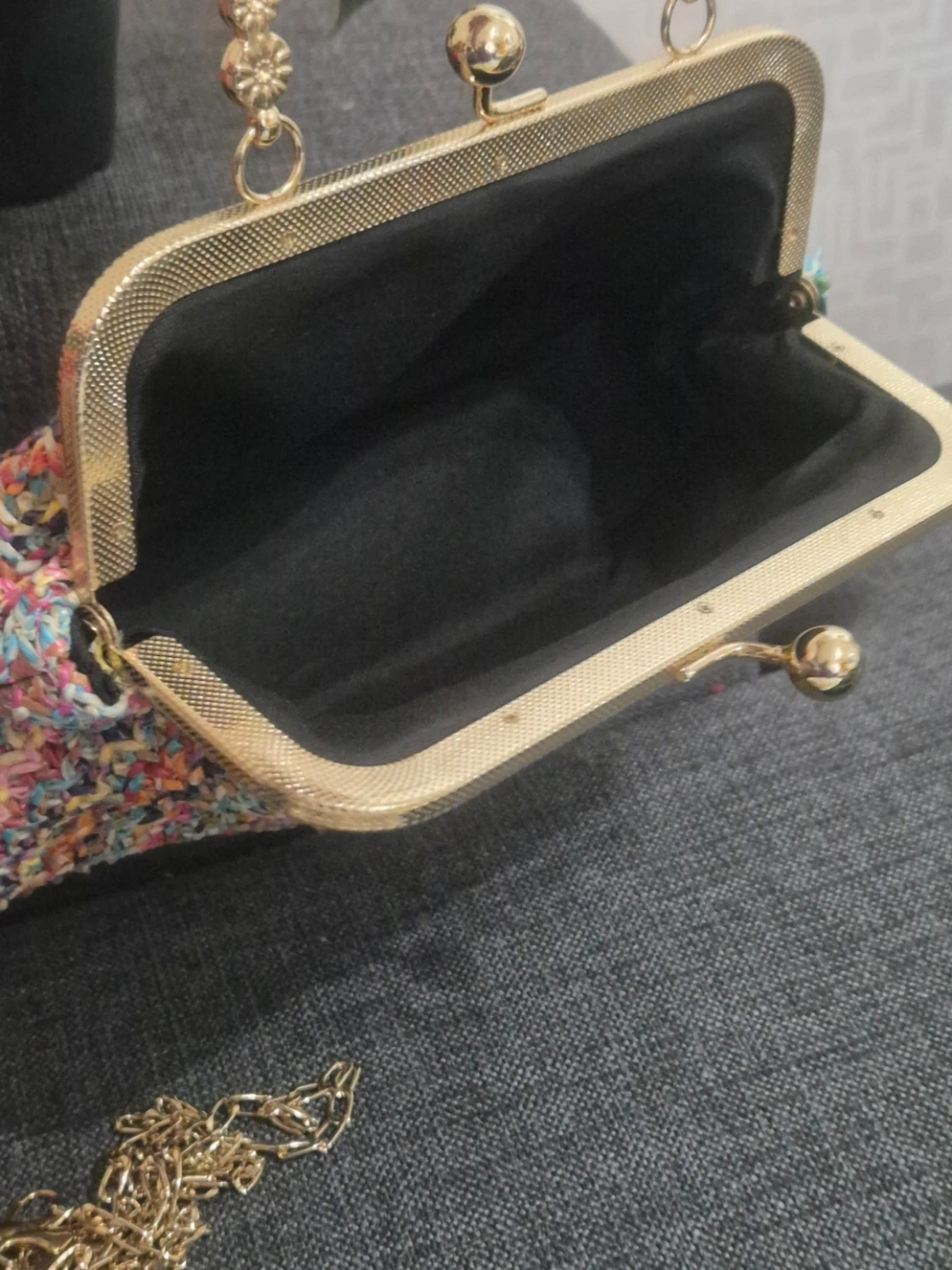 Färgglad handväska med gulddetaljer - 2