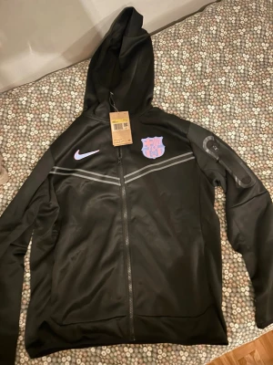 Tech fleece dress (Fc Barcelona)  - Säljer en helt oanvänd Tech fleece dress med tag o allt på. Nypriset är 2800kr, mitt pris👇✨. Dressen är köpt i Barcelona i den officiella Fc Barcelona shopen. Tror även att den går att resell igen o gå med mer vinst för er köpare!! QR kod finns (äktabevis)