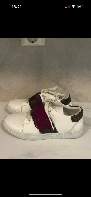 Skor - Jätte fina vita skor i storlek 36, har även svarta i 37