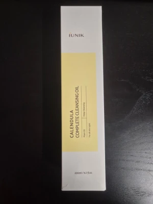 IUNIK Calendula Cleansing Oil 200ml - IUNIK Calendula Complete Cleansing Oil är en ansiktsrengöring på 200 ml med växtbaserade oljor. Helt ny,oöppnad.