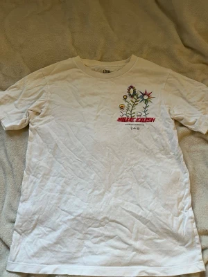 Billie Eilish merch  - Säljer en vit t-shirt från Uniqlo med Billie Eilish x Takashi Murakami print. Storlek XS-S men står 9-10 i tröjan 