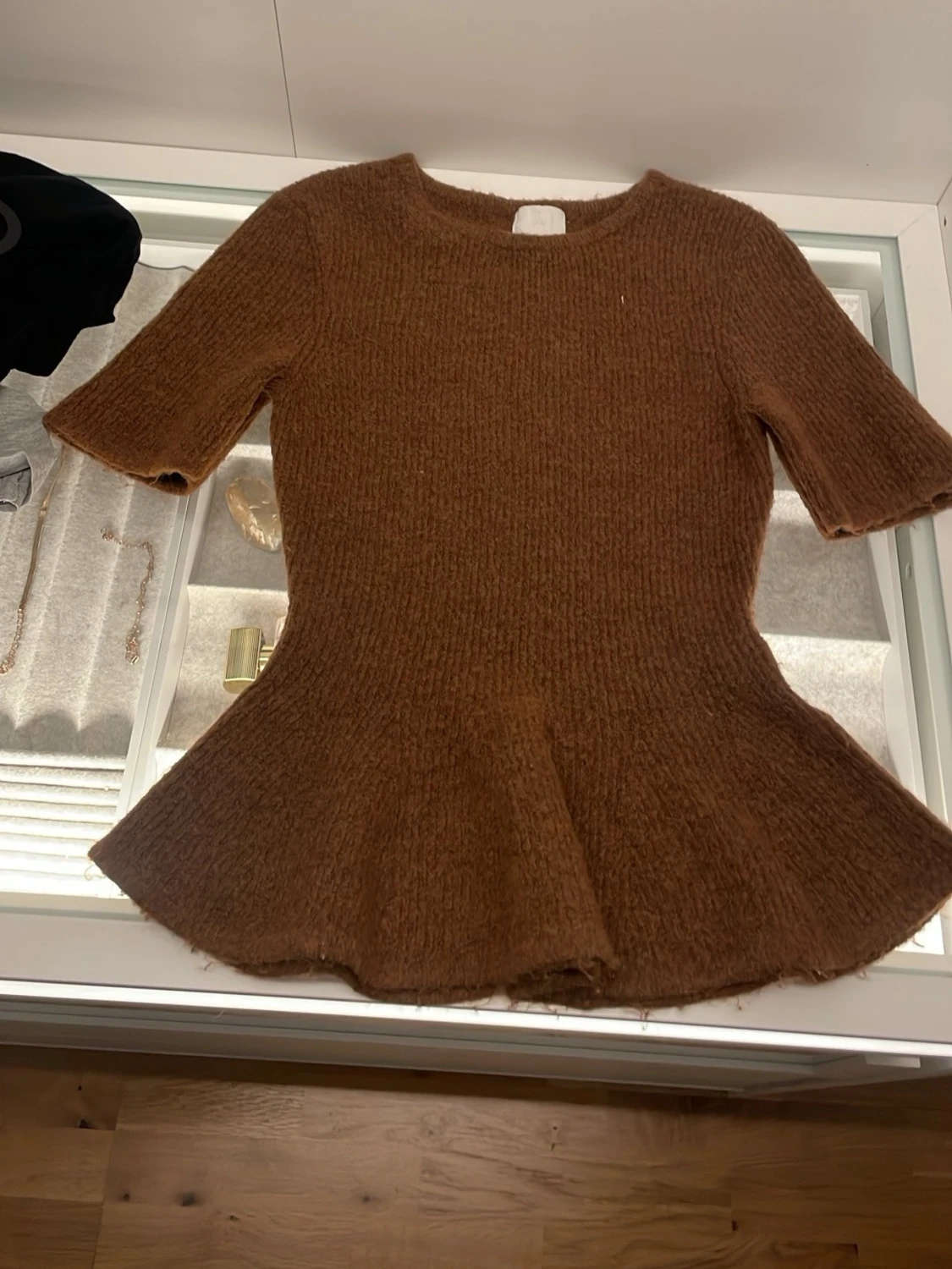 Brun stickad topp från H&M