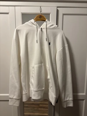 Ralph Lauren Kofta - Vit Ralph Lauren Kofta! Bra skick, används ej därav till salu! Pm vid fler frågor! Riktigt stilren kofta som passar med allt!!!