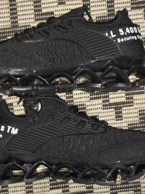 Helt nya svarta sneakers stl 39 med superbekväm anti-halk sula och andningsbart material - Helt nya svarta sneakers stl 39 med superbekväm anti-halk sula och andningsbart material