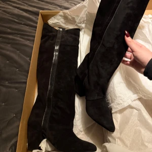 Svarta höga stövlar med spetsig tå - Säljer mina twist and tango stövlar, de är aldrig använda och allt som jag fick med finns kvar