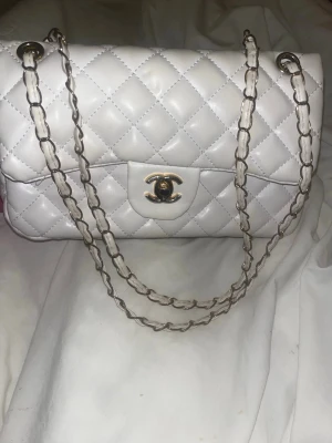 Väska - Säljer en vit axelväska, den är sparsamt använd 