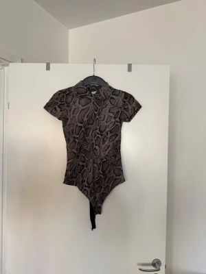 Body ”ormskinn”  - Storlek XXS. Aldrig använd. 
