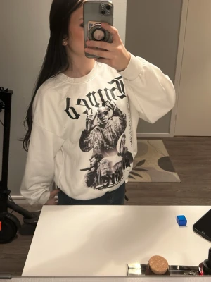 Tröja - Pris går att diskutera. Tröjan är mer vintage stil, inte riktigt min stil men jättevacker. Den har används några få gånger, inga fläckar ser ganska ny ut. Den är storlek S men är lite baggy, perfekt för dig som tycker om lite over sized. 