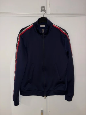 Moncler cardigan zip tröja - Strl L men passar snarare M. Inte använd så mycket så tröjan är i jättebra skick. Köpt på monclers egna butik i malaga för några år sedan.