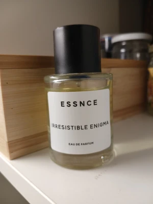 Irresistible Enigma Parfym - Essnce parfym! Doftar väldigt elegant, fräscht och lite blommigt. Flaskan är i stort sett helt fylld, några sprut här och där. En väldigt trevlig doft, funkar i alla lägen. 🌹