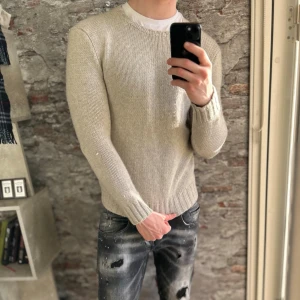 Ralph Lauren Kashmir Tröja - Perfekt passform och otroligt skön! Mycket fint skick, inga defekter. Storlek S  passar dig som är mellan 170-180cm ungefär. Nypris ca 3000kr. Modellen är 185 cm, 79 kg. Självklart äkta - Kolla bara recensionerna! Benvit färg. Passar bra nu till vintern. Skriv för mer information!🤝