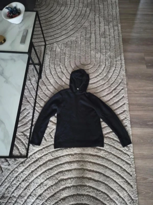 Mörkblå tröja från H&M - Jag säljer denna tröjan eftersom den inte passar mig längre. Den är inte sönder nåhonstans. Om du har mer frågor så är det bara att kontakta mig!!