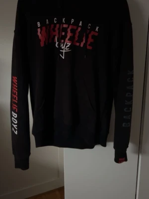 Backpackwheelieboyz huddie  - Säljer nu denna huddie då den bara hänger och jag vill bli av med den. Passar ej priset så skicka ett pris förslag och föreslå vad du kan ge för den. Köparen står för frakten! ☺️