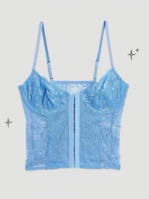 Spetstopp 🩵 - Drömmig ljusblå spetstopp från Nelly i bra skick! 🩵🌻Storlek XL, dock mindre i storleken så passar även M/L (mått tvärsöver: ~76-94cm) 📏Hög stretch med justerbara axelband och kan knappas upp hela vägen. Köp nu 💌