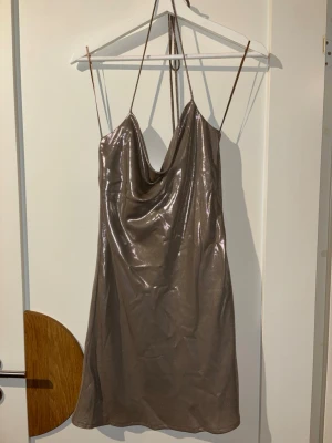 Glittrig klänning  - Glittrig klänning, perfekt till nyår!🪩 (aldrig använd, endast testad)