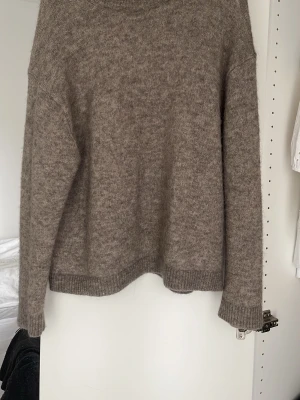 Alpacka tröja  - Alpacka tröja från hm, köpt på plick, använd 1-2 gånger, så skön, jätte bra skick, storlek M men skulle säga runt S. Köpt för 550kr 