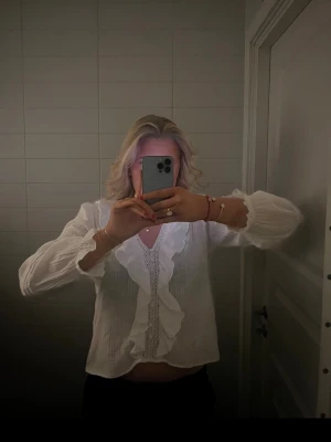 Långärmad volang blus från Zara  - vit långärmad blus med volang från Zara! fin till alla tillfällen💞nypris 399kr