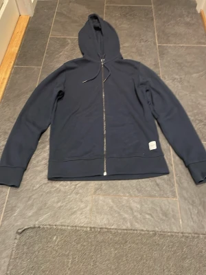 Jack&jones hudie - Tja säljer min fina Jack&Jones hodie som knappt är använd.