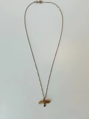 Halsband duva från E. Israelsson - Säljer detta populära halsbandet, mycket bra skick🫶🏼 Vet inte om kedjan är från E. Israelsson eller annat märke, men berlocken kostar 1095kr ny. Säljer både berlock och kedjan! 