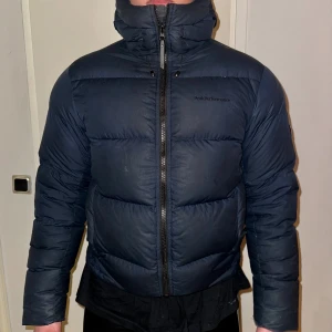 Navy Peak Performance pufferjacka - .Mjuk och snygg dunjacka. Passar nästan alla outfits för män och kvinnor. Använd en vinter tills den blev för liten.