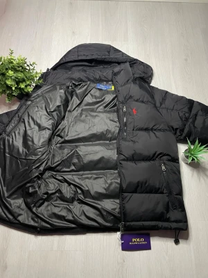  Polo Ralph Lauren - Polo Ralph Laurent jacka   - Storlek: S📏   - Skick: 10/10♻️    - Pris: 1400kr💵    - Färg:  Svart  - Frakt: Fraktas samma dag, anländer till ditt hus inom 3-4 dagar🚚    Tveka inte att skriva vid minsta fråga!💭 Jackan kombinerar även vattentät💧och vindtät💨 material