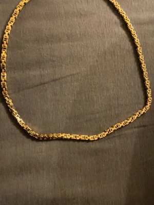Guldpläterad kejsarhalsband - Bilderna visar en guldfärgad kedja, som är pläterad i 18 karat guld. Jag köpte den nyligen som julklapp men personen var inte nöjd med storleken så därför tänkte jag sälja den original pris var 1499 så jag tänker att jag säljer den mellan 900 till 1300 helt oanvänd finns inget slitage inget märke den är inte använd personen testade den en gång det var allt så den är som ny så jag tänker inte sälja den allt för lågt med tanke på kvaliteten och att den är sprillans ny