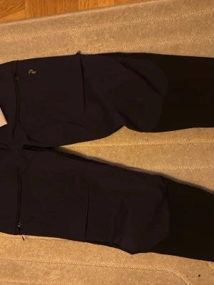 Peak performance svarta fritidsbyxor/ skalbyxor - Lappar kvar, aldrig använda. 