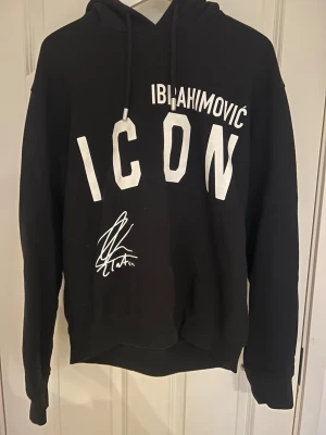 Dsquared x Zlatan hoodie nypris 5500 -  Svart hoodie från Dsquared2 i samarbete med Zlatan Ibrahimović. Ikoniskt tryck med ICON-text och Zlatans namn samt signatur på ryggen.  • Storlek: M • Färg: Svart • Skick: Mycket Bra endast använd fåtal gånger (se bilder) • 100 % original köpt på ABCD i Göteborg   En riktigt cool och unik hoodie som inte längre säljs i butik. Nypris 5500 :-  Skickas snabbt vid överenskommelse.