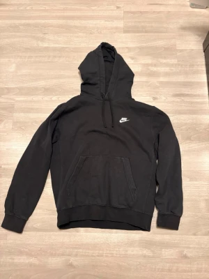 Nike hoodie  - Svart Nike hoodie, lite mer åt oversized hållet.