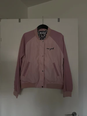 Bomberjacka rosa - Tunn jacka. Storlek L. Aldrig använd. 