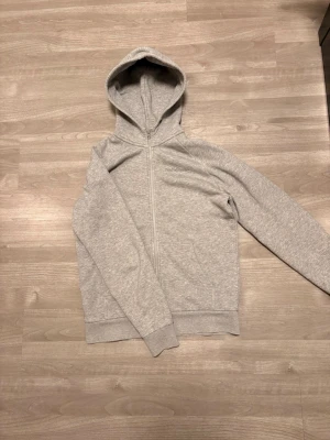 Grå Peak performance zip up - Peak performance zip up, skriv om ni har frågor 😁