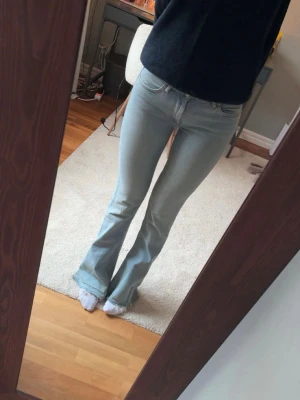 Ljusblå Zara jeans  - Ljusblå utsvängda Lågmidjade jeans från Zara, helt slutsålda 