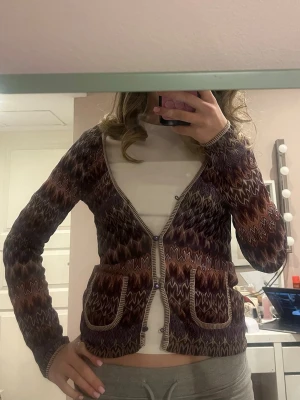 Mönstrad kofta från Missoni x Lindex - Säljer en superfin kofta från Missoni x Lindex med ikoniskt zigzagmönster💜💜 den saknar tyvärr översta knappen, se bild!