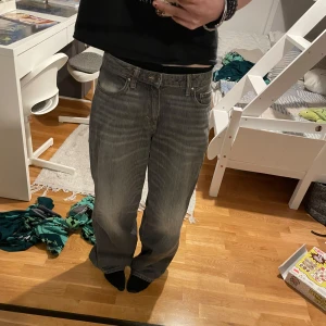 Lowaist baggy jeans - Säljer ett par mycket balla baggy lowwaist jeans från weekday i mörkgrå tvätt!! Säljer då jag ej använder längre, bra skick enbart lite slitet vid benen (se sista bild)
