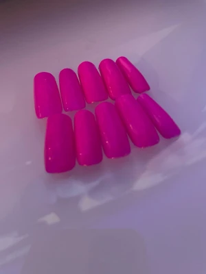 Neonrosa press-on naglar - Snygga press-on naglar i en neonrosa färg mitt andra set därav inte det bästa det är bara skriva om ni undrar nått💗 längden är mellan XXS-XL.Dom här är i längde S