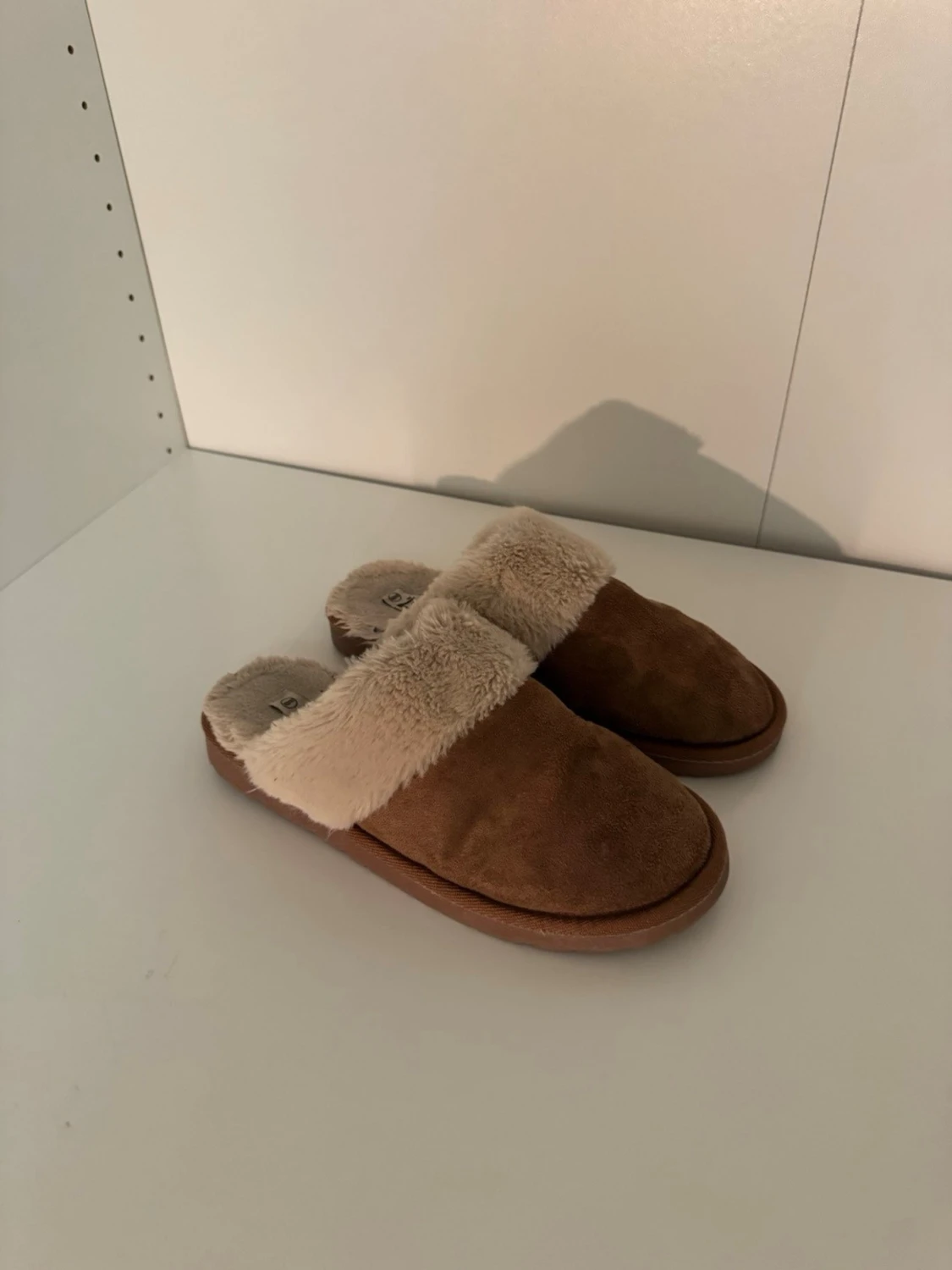 Bruna tofflor med fuskpäls