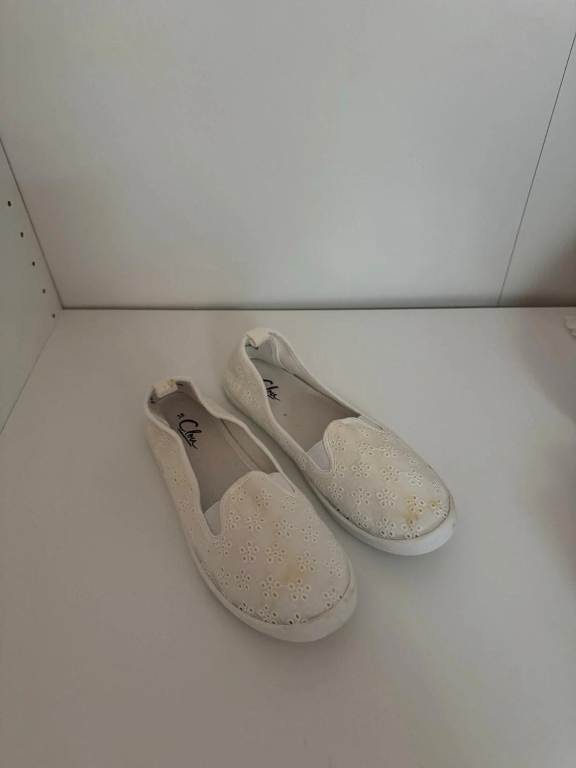 Vita ballerinaskor med broderade blommor