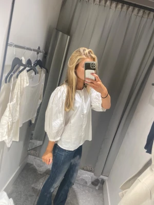 Vit blus med puffärm - Blusen är helt ny aldrig änvönd men tyvärr är lappen inte kvar! Storleken är M men passar även på mig som har s 