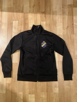 AIK zip-hoodie junior  - AIK zip-hoodie i junior storlek xs/s men uppskattas som storlek 158. Använd ett fåtal gånger och inga fläckar. 