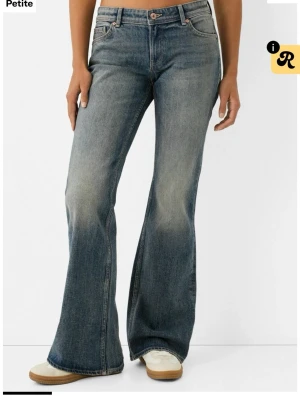 Blå bootcut jeans midwaist - Snygga blå bootcut jeans med mid Rise midja från Bershka, knappt använda och mycket bra kvalité, köpta för 399 