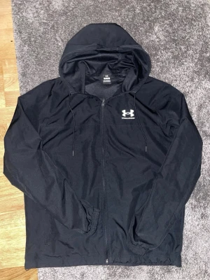 Under armour  - Under armour windbreaker jacka använd några gånger men ser ut som helt ny Storlek M jätte fin jacka 