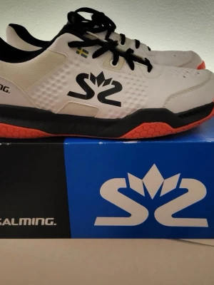 Salming vita inomhusskor S2 - Säljer ett par vita Salming S2 inomhusskor Perfekta för innebandy, handboll, volleyboll eller andra inomhussporter. Använda få gånger! Kan förhandla om pris!
