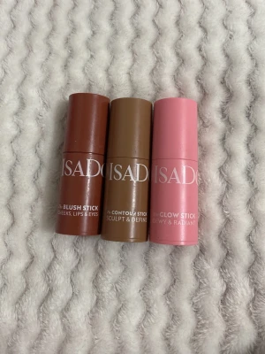 Isadora stickrouge 3-pack - En kräm blush , bronzer och glow stick i stickformat från Isadora i färgerna 34 Dark Almond, 46 Soft Brown och 25 Rose Gleam. Perfekta för att ge kinderna en naturlig och fräsch look. Veganska, oparfymerade och dermatologiskt testade. Glow stick är helt ny dem andra har använt några gånger, kan sälja dom var för sig om man vill de