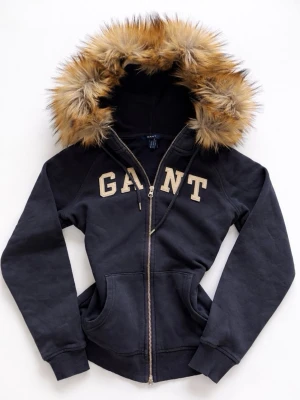 GANT hoodie med päls - Otroligt vacker och unik GANT hoodie med avtagen päls ditsydd med knappar.✨ Fint skick och storlek xs, skriv vid frågor eller om ni vill ha mer bilder!