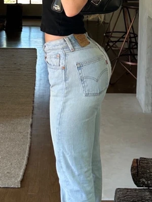 Levi's 501 ljusblå jeans high waist - Snygga 501, tror de är W27-28. De är ocersize på mig, jag är vanligtvis W25-26. De är nya knappt använda 