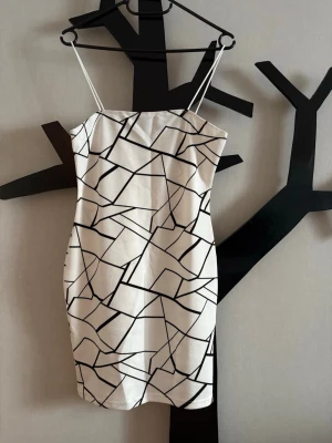 Mönstrad klänning  - Mönstrad klänning med smala axelband. Aldrig använd 