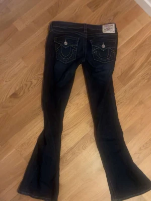 True religion jeans - Säljer nu dessa otroligt fina true religion jeansen då de tyvärr är för små för mig! De är både lågmidjade och bootcut/flare. De har endast kommit till användning någon enstaka gång och har inga defekter! Storlek 26😊😊 Köpta för 1300kr